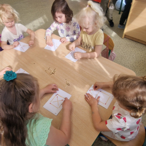 Projek edukacyjny EKOprzygody z Żywiołkami- Żywiołek ognia- układanie wzorów z zapałek (1)