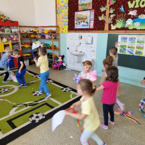 Projek edukacyjny EKOprzygody z Żywiołkami- Żywiołek powietrza- zabawa latawcami