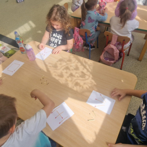 Projek edukacyjny EKOprzygody z Żywiołkami- Żywiołek ognia- układanie wzorów z zapałek (1)