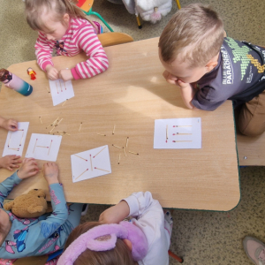 Projek edukacyjny EKOprzygody z Żywiołkami- Żywiołek ognia- układanie wzorów z zapałek (1)