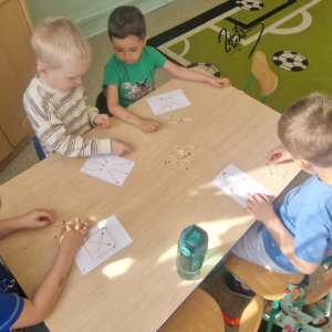 Projek edukacyjny EKOprzygody z Żywiołkami- Żywiołek ognia- układanie wzorów z zapałek (1)