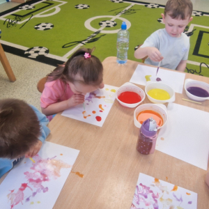 Projek edukacyjny EKOprzygody z Żywiołkami- Żywiołek wody- potworki z barwionej wody (1)