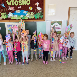 Projek edukacyjny EKOprzygody z Żywiołkami- Żywiołek powietrza- latawce- praca plastyczna