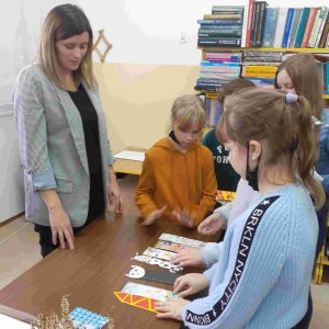 Zakkładka do książki - przekazanie zakładek dla Gminnej Biblioteki Publicznej w Dzwoli.