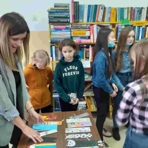 Zakładki do książek - Uczniowie przekazują zakładki do biblioteki gminnej.zują 