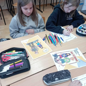 Kolorujemy zdrowie! Dzieci z klasy 4 z zaangażowaniem wykonywały zadania plastyczne, pogłębiając swoją wiedzę na temat szkodliwości palenia tytoniu i rozwijając postawy prozdrowotne.