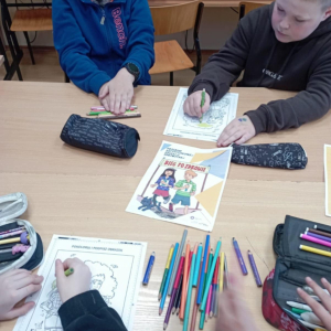 Plakaty, kredki i rozmowy – czyli profilaktyka w praktyce Zajęcia były prowadzone w formie aktywizującej – dzieci rozmawiały, kolorowały i tworzyły własne prace na temat zdrowego stylu życia.