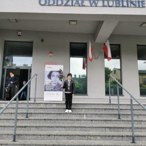 Dumni uczestnicy przed siedzibą IPN Reprezentant naszej szkoły z dumą stanął na schodach przed Instytutem Pamięci Narodowej w Lublinie.