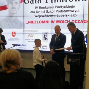 Uroczyste wręczenie nagród Chwila pełna dumy i wzruszeń – nasz reprezentant odbiera gratulacje i dyplom podczas gali finałowej.