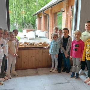 Grupa starsza z chlebkami