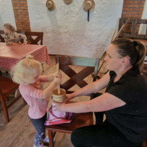 Wycieczka do Doboszówki gr. średnia- jak powstaje masło (5)