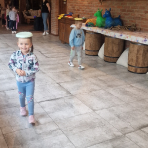 Wycieczka do Doboszówki gr. średnia- zabawy z animatorem (10)