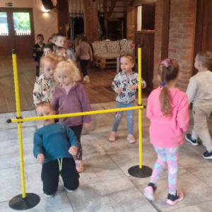 Wycieczka do Doboszówki gr. średnia- zabawy z animatorem (10)