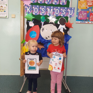 Ala i Asia na kosmicznej ściance