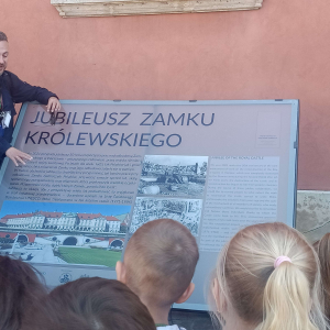 Uczniowie poznają historię Zamku Króewskiego.