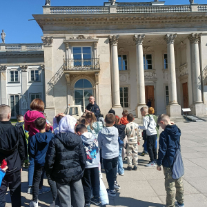 Uczniowie klas I-III  spacerują po Łazienkach Królewskich.