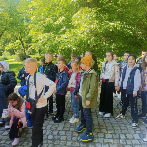 Urokliwy spacer klas I-III po królewskim parku.