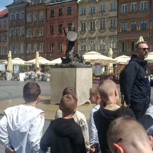 Uczniowie podziwiają pomnik Syrenki Warszawskiej
