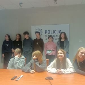 Spotkanie  młodzieży z funkcjonariuszami policji.