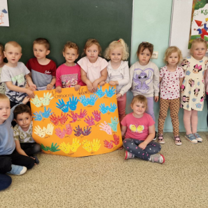 Pomocna dłoń - zdjęcie grupowe z gotowym plakatem