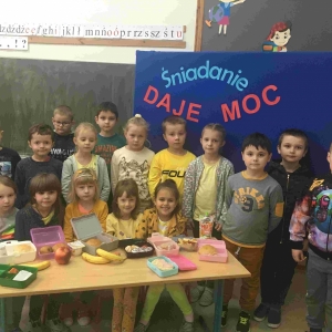 Śniadanie daje moc - Uczniowie klasy I ze swoimi kanapkami.