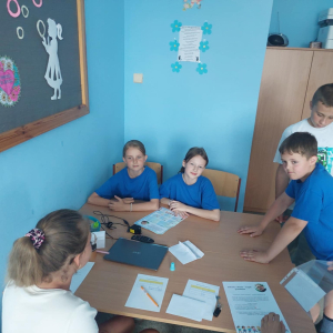 Grupa uczniów klasy 4 podczas rozwiązywania jednego z zadań w wyzwaniu Szkoła Pełna Przygód