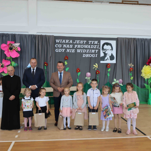 Nagrodzeni w szkolnym konkursie plastycznym Wiara jest tym, co nas prowadzi, gdy nie widzimy drogi-grupa przedszkolna