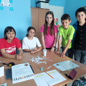 Grupa uczniów klasy 5 podczas rozwiązywania jednego z zadań w wyzwaniu Szkoła Pełna Przygód