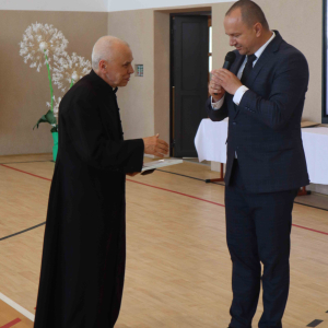 Podziękowania dla ks. Stanisława Gieronia za pomoc przy realizacji muralu szkoły