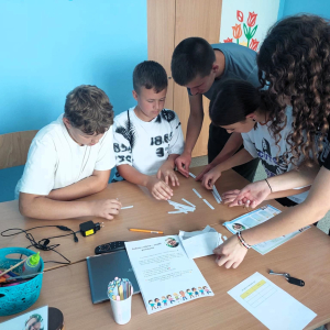 Grupa uczniów klasy 6 podczas rozwiązywania jednego z zadań w wyzwaniu Szkoła Pełna Przygód