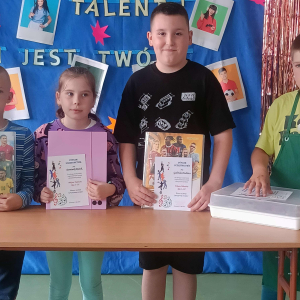 Kl. IIIb - imponujące zbiory kart piłkarskich,  piękne prace plastyczne i zdolności kulinarne.