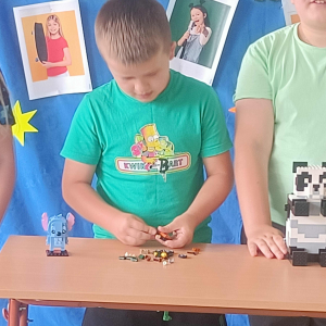 Układanie klocków Lego