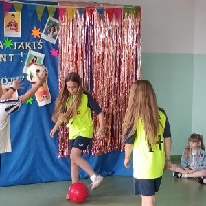 Pokazy sportowe dziewczynek z kl. IIIa