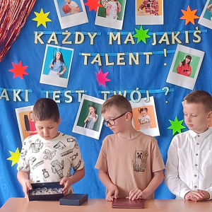 Kl. I - pokazy monet, znaczków i prac plastycznych.