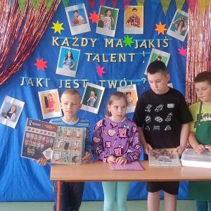 Prezentacja kolekcji kart piłkarskich.