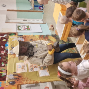 Dzień Pszczoły w gr. średniej- przedstawienie wyglądu ula