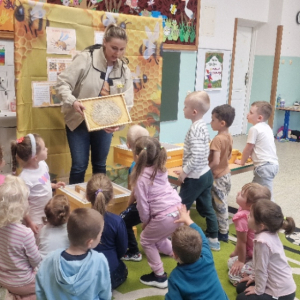 Dzień Pszczoły w gr. średniej- przedstawienie wyglądu ula