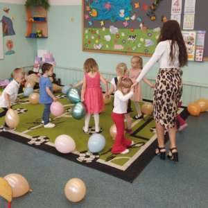 Dzień Dziecka w grupie młodszej - zabawy z balonami