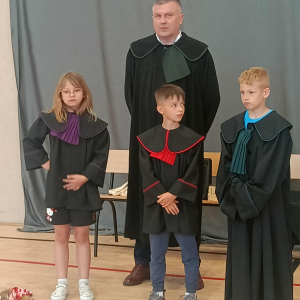 Uczniowie w togach z P. mecenasem