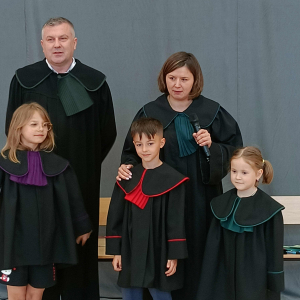 Uczniowie w strojach prawniczych.