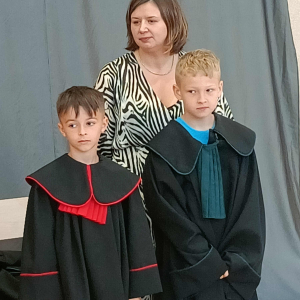 Uczniowie w togach wraz z Panią mecenas
