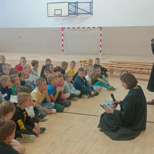 Uczniowie słuchają bajki o hejcie