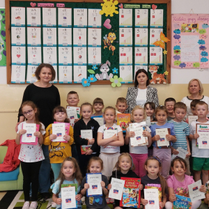 Konkurs ,,Z książką i przyrodą za pan brat'' w grupie starszej - zdjęcie grupowe z nagrodami
