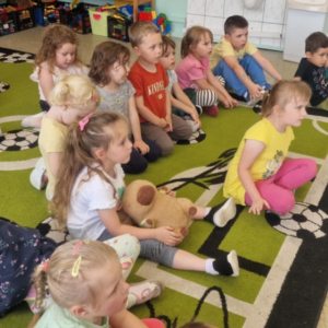 Konkurs ,,W magicznym świecie bajek'' w grupie średniej - skupieni uczestnicy
