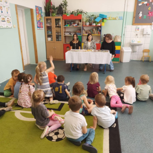 Konkurs ,,Nasi ulubieni bohaterowie z baśni i bajek'' w grupie młodszej - przedszkolaki podczas konkursu
