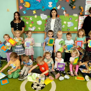 Konkurs ,,Nasi ulubieni bohaterowie z baśni i bajek'' w grupie młodszej - zdjęcie grupowe z nagrodami