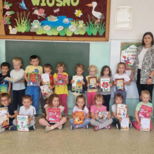 Konkurs ,,W magicznym świecie bajek'' w grupie średniej - zdjęcie grupowe z nagrodami