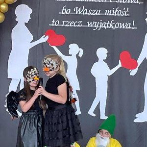 Przedstawienie   Królewna Śnieżka w wykonaniu kl.II.