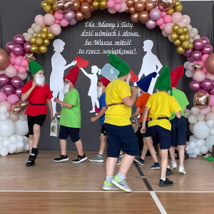 Przedstawienie   Królewna Śnieżka w wykonaniu kl.II.