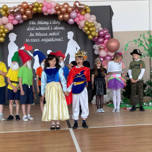 Przedstawienie   Królewna Śnieżka w wykonaniu kl.II.